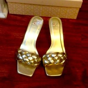 ❤️PRETTY GOLD SANDALS❤️